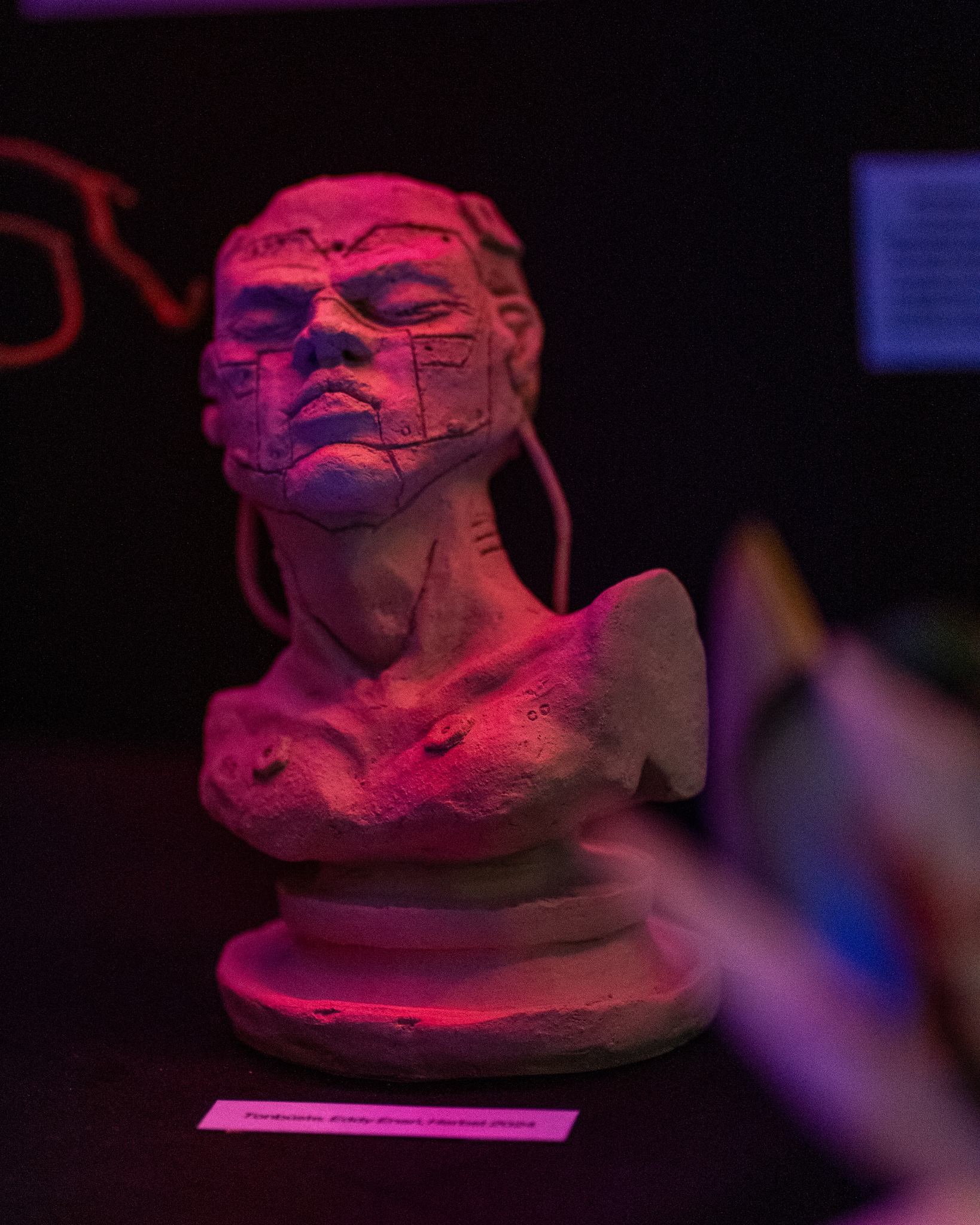 Tonskulptur unter rotem Licht